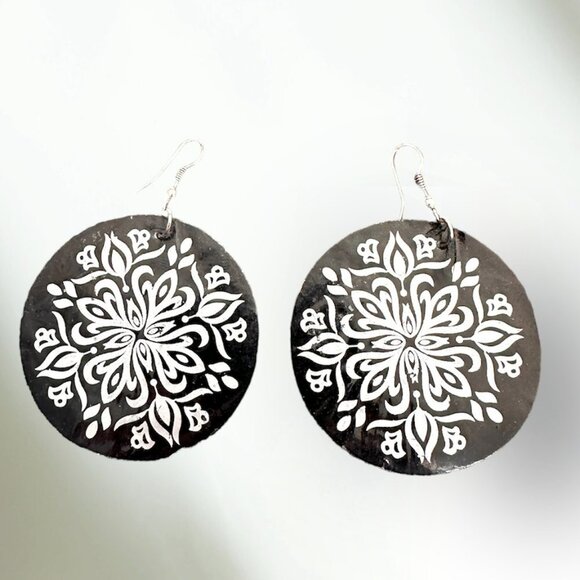 1980's large round disk earring black and white - Picture 1 of 1